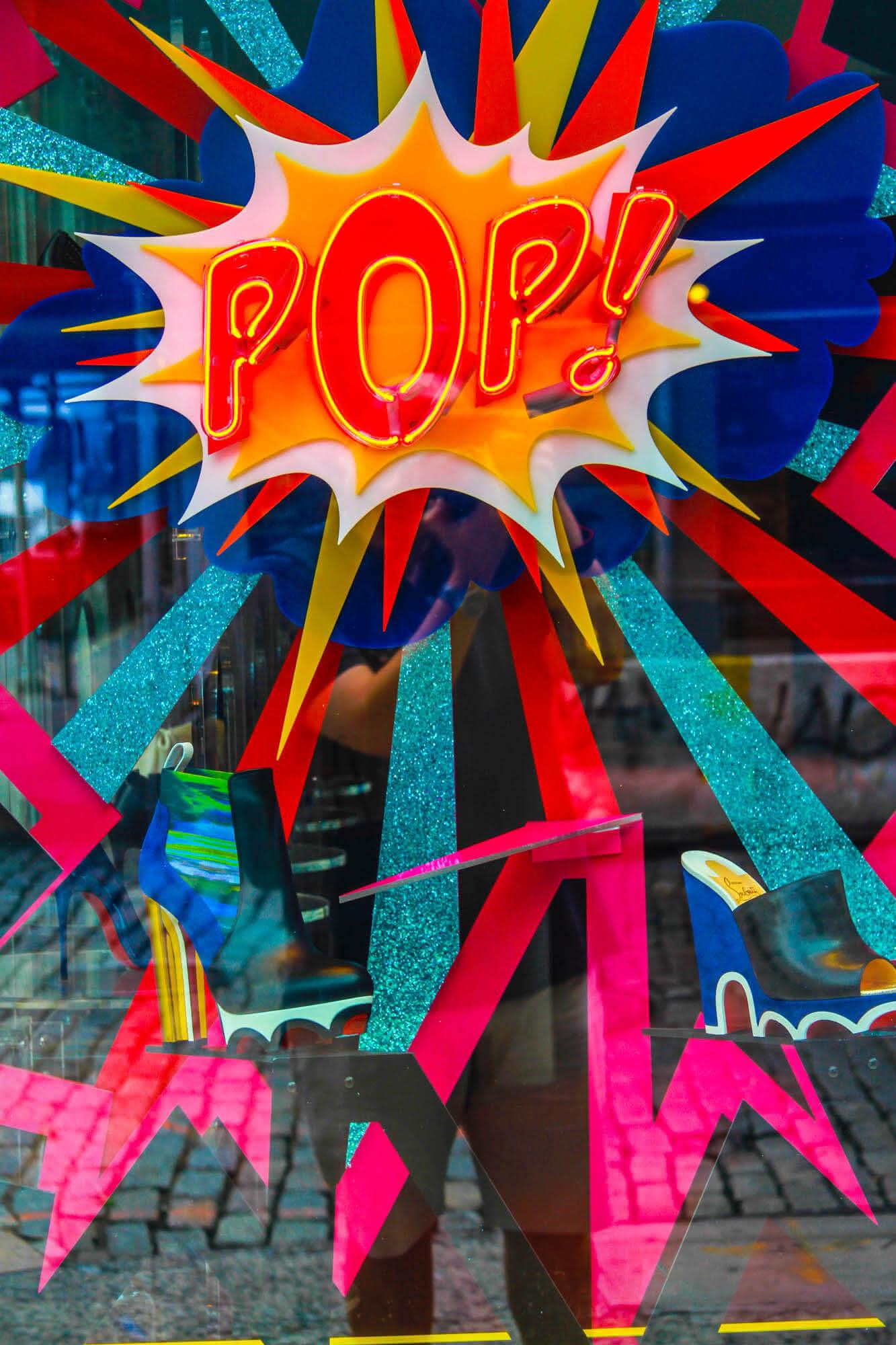 Neonlicht mit dem Schriftzug 'Pop' in Rot-Gelb auf einer bunten Glasscheibe. (c) Photo by Jean-Philippe Delberghe on Unsplash Neonlicht mit dem Schriftzug 'Pop' in Rot-Gelb auf einer bunten Glasscheibe.