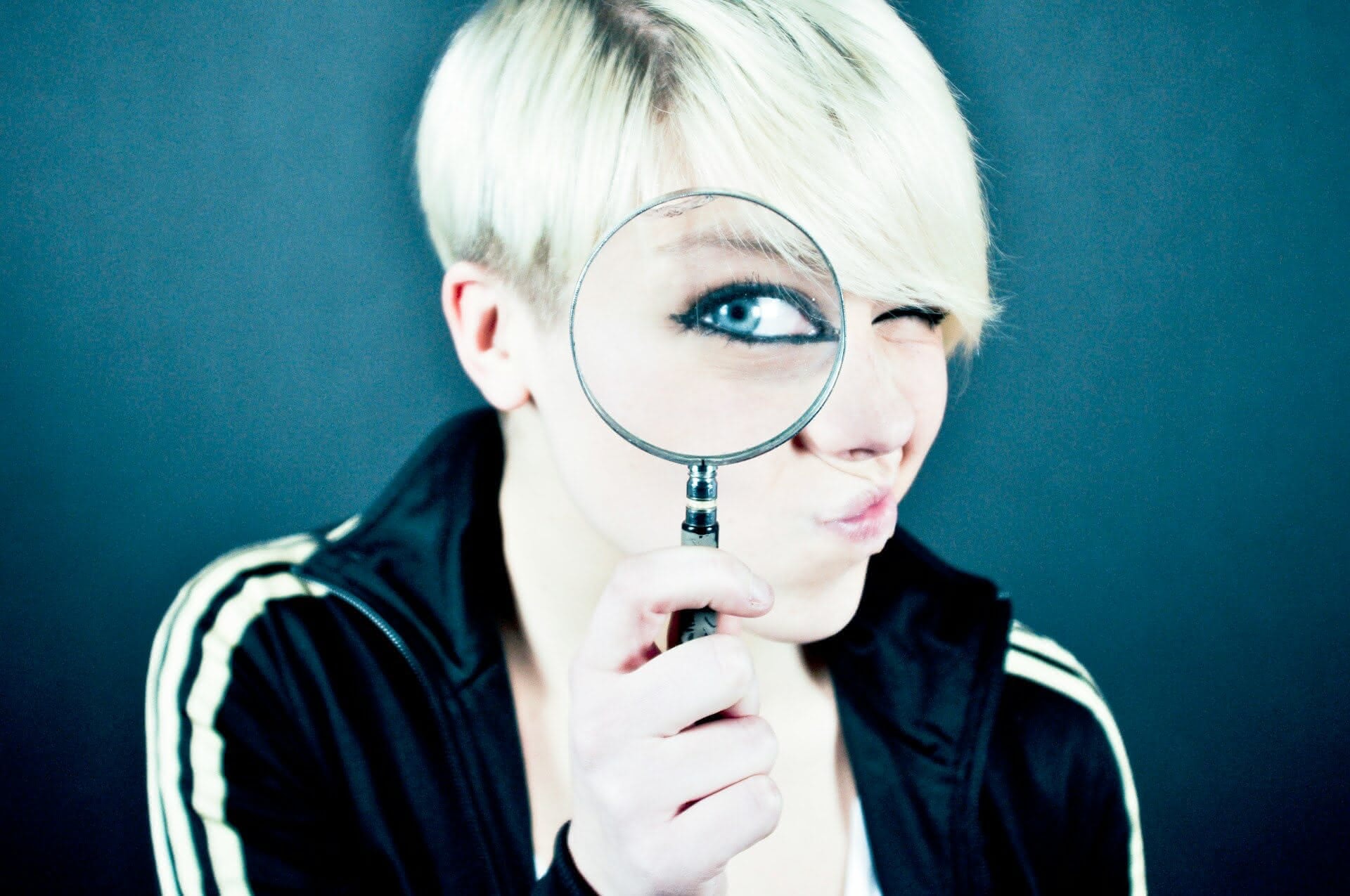 Frau schaut durch eine Lupe (c) Foto by Emiliano Vittoriosi on Unsplash Frau schaut durch eine Lupe